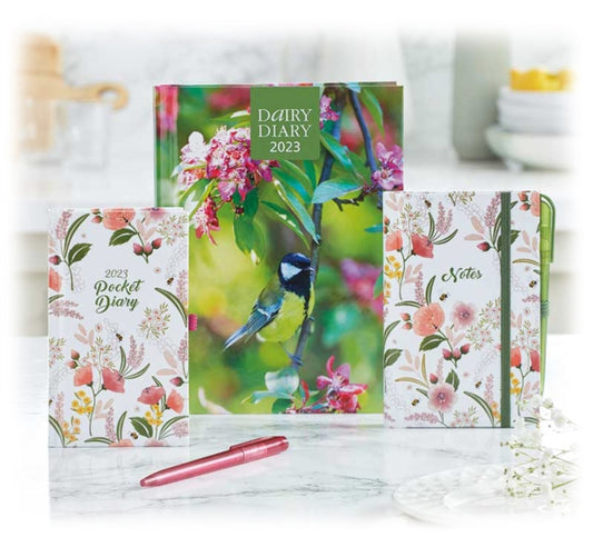 Dairy Diary Set 2023 : This Set, featuring the iconic Dairy Diary, is better than ever! Beautiful A5 week-to-view diary with 52 delicious weekly recipes, plus Pocket Diary with pen and Notebook with p-9781911388418